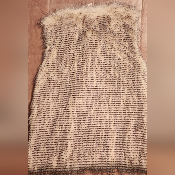 NWT- World Market Faux Fur Vest in Cream and Brown - Picture 6 of 7